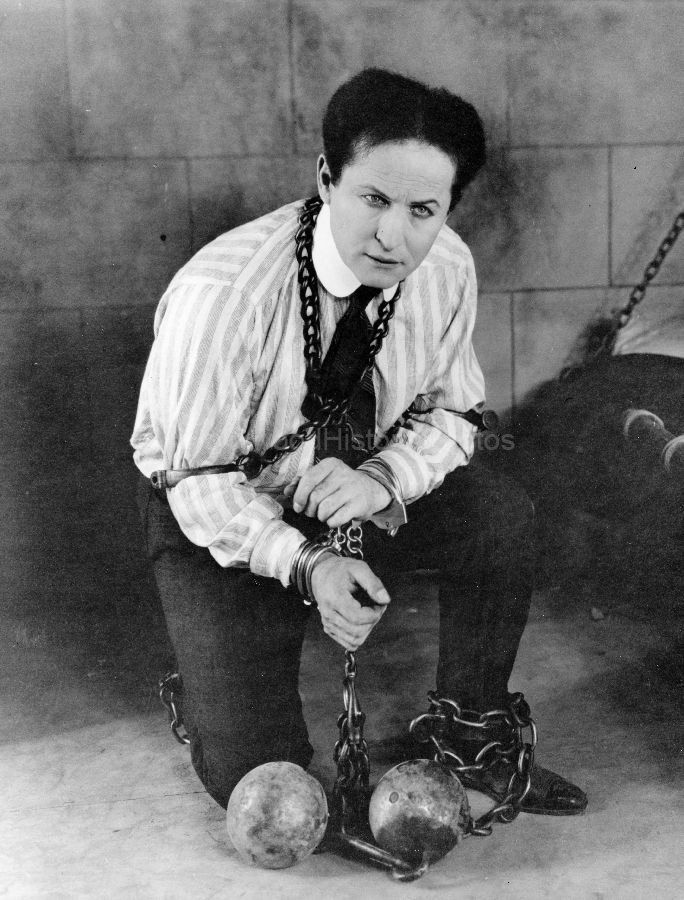 Harry Houdini 1919 3 WM.jpg